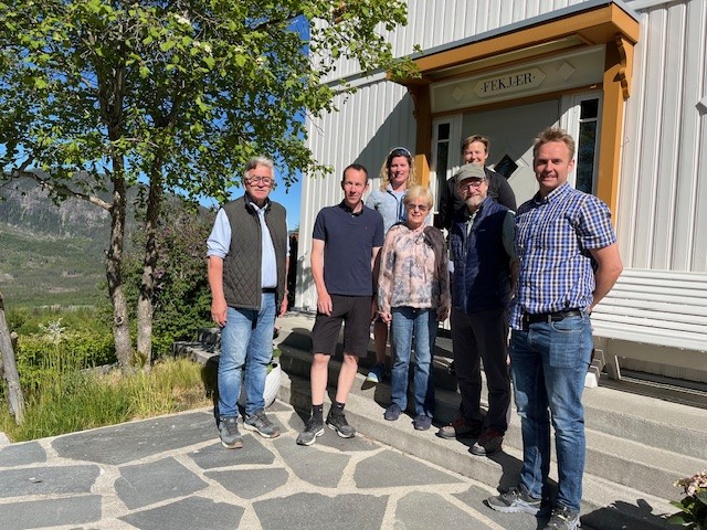 Fra venstre 1. rekke: institusjonssjef Elling Fekjær, utvikler/rådgiver Gunnar Fossholt, prof. NIH Marit Sørensen, prof. NIH innen friluftsliv Simon Kennedy Beamos 2. rekke idrettskonsulent Malene Loholm Schmidt, idrettskonsulent Dina Kristine Mølmen-Eldegard. Idrettskonulent Christian Brenden var ikke til stede.